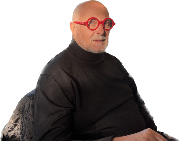 Roger Hall con occhiali da vista tondo rosso